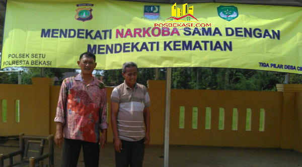 Pemasangan spanduk bahaya narkoba di wilayah Kecamatan Setu.[SOF]