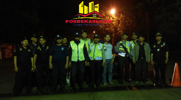 Tim Patroli Cipkon Polsek Setu bersama Tim Pokdar Kamtibmas saat menyambangi pos keamanan Grand Residen di Kampung Cijengkol.[IMA]