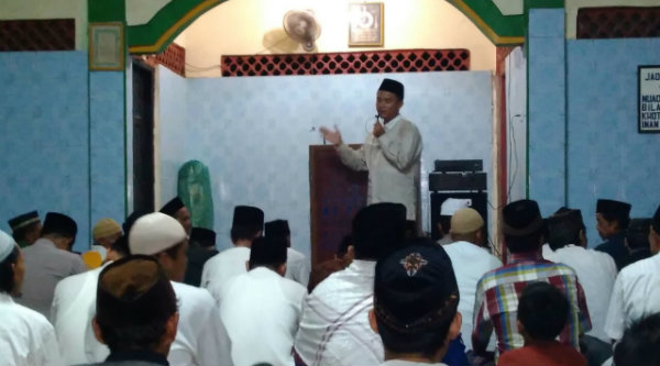 Camat Setu H.Adeng Hudaya saat melakukan Tarling Muspika di Masjid At Taqwa, Kampung Cigebang, Senin (13/6/2016) malam.[IDH]