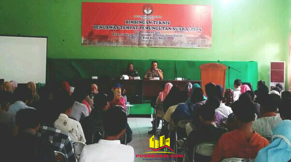 Kapolsek Setu AKP Agus Rohmat pada Bintek Panwas Kecamatan Setu untuk Pilkada Bekasi.[RIK]