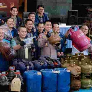 Kapolda Metro Jaya merilis pengungkapan kasus tindak pidana SDA dan penyalahgunaan barang bersubsidi di Jakarta