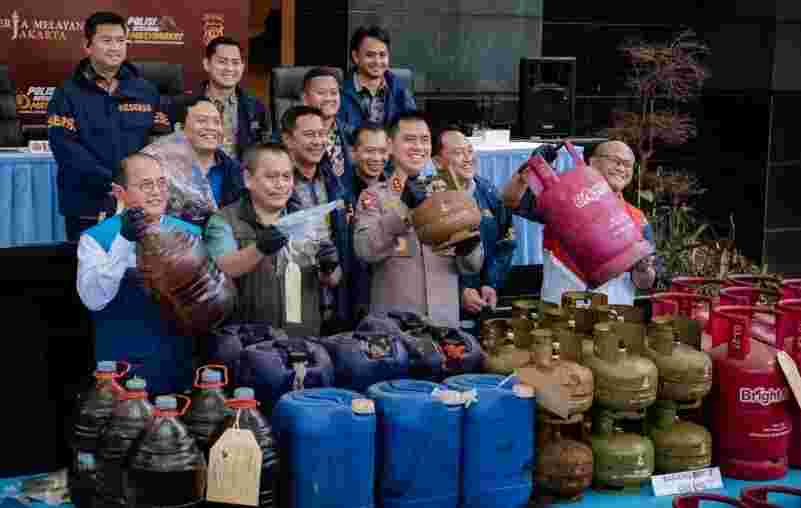 Kapolda Metro Jaya merilis pengungkapan kasus tindak pidana SDA dan penyalahgunaan barang bersubsidi di Jakarta