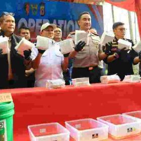 Petugas gabungan melakukan olah TKP dan menyita barang bukti laboratorium gelap pembuatan sabu di Pidie Aceh