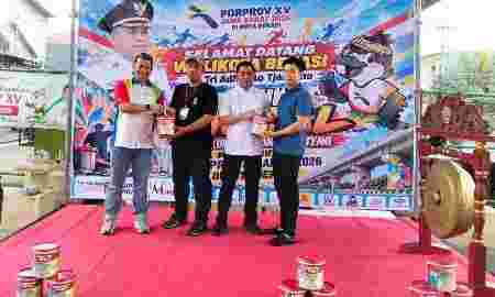 Seniman melukis tiang flyover dalam Lomba Mural Piala Lurah Bojong Menteng Kota Bekasi