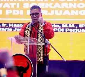 Sekjen PDIP Hasto Kristiyanto berikan keterangan pers terkait putusan MA soal ijazah Gibran