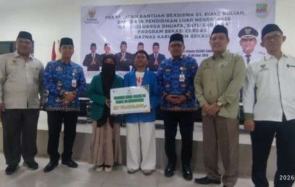 Penyerahan secara simbolis bantuan pendidikan Bekasi Cerdas oleh Baznas Kabupaten Bekasi dan Pemkab Bekasi.