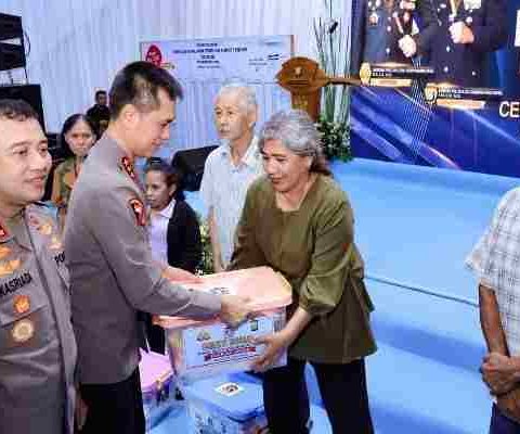 Kapolda Metro Jaya meninjau pelayanan bakti kesehatan dan pembagian sembako untuk warga Kampung Ambon Cengkareng