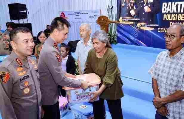 Kapolda Metro Jaya meninjau pelayanan bakti kesehatan dan pembagian sembako untuk warga Kampung Ambon Cengkareng