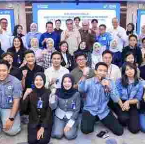 Menteri Ketenagakerjaan Yassierli berdiskusi dengan peserta MagangHub Angkatan II di Kantor BRI Jakarta