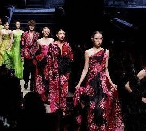 Para model memperagakan busana karya desainer Asia pada panggung Moscow Fashion Week 2026.