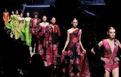 Para model memperagakan busana karya desainer Asia pada panggung Moscow Fashion Week 2026.
