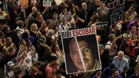 Aksi demonstrasi ribuan warga di Hostages Square Tel Aviv memprotes PM Benjamin Netanyahu jelang pemilu Israel.