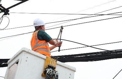 Wali Kota Bekasi Tri Adhianto memotong kabel fiber optik udara di Jalan Raya Pondok Gede