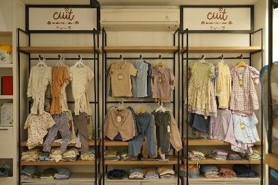 Owner Cuit Babywear Hans Saputra bersama jajaran manajemen mengembangkan bisnis pakaian anak di Bandung berkat fasilitas kredit UMKM BCA.
