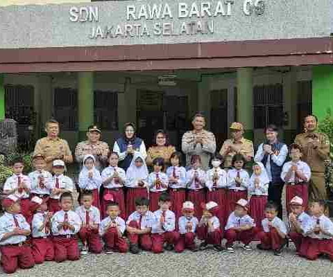 Kombes Pol Rita Wulandari memberikan edukasi pencegahan perundungan kepada siswa SDN Rawa Barat 09