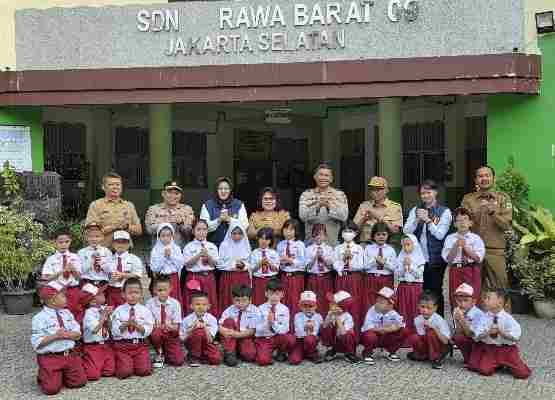 Kombes Pol Rita Wulandari memberikan edukasi pencegahan perundungan kepada siswa SDN Rawa Barat 09