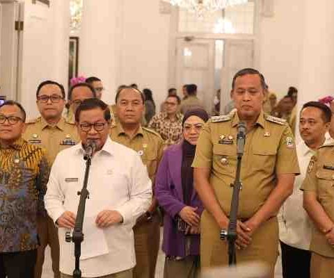 Wali Kota Bekasi Tri Adhianto dan Gubernur DKI Jakarta Pramono Anung menandatangani perjanjian TPST Bantargebang.