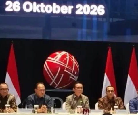 Kepala Eksekutif Pengawas Pasar Modal OJK Hasan Fawzi memberikan keterangan terkait penanganan perdagangan saham tidak wajar di Gedung BEI.