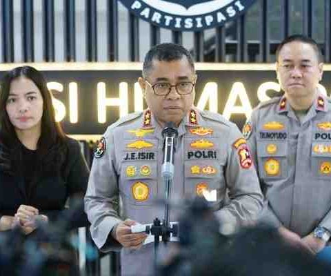 Kadiv Humas Polri Irjen Pol. Johnny Eddizon Isir menyampaikan arahan terkait penyampaian aspirasi dan media sosial.