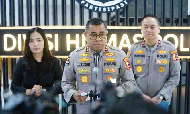 Kadiv Humas Polri Irjen Pol. Johnny Eddizon Isir menyampaikan arahan terkait penyampaian aspirasi dan media sosial.