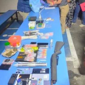 Petugas gabungan saat melakukan penggerebekan di kawasan Berlan, Matraman, Jakarta Timur.