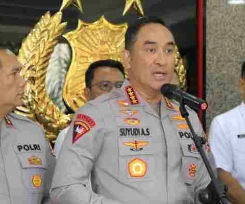 Kapolri Jenderal Polisi Suyudi Ario Seto memberikan keterangan pers mengenai pengamanan penyampaian aspirasi masyarakat.