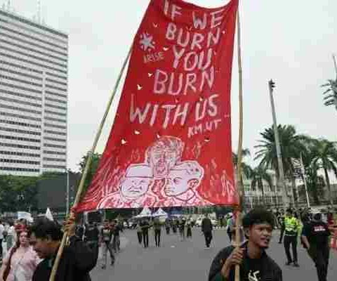 Massa aksi mahasiswa dan masyarakat sipil menggelar demonstrasi #IndonesiaSadar di kawasan Bundaran HI Jakarta bertepatan dengan Hari Sumpah Pemuda