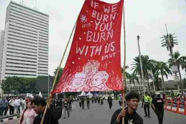 Massa aksi mahasiswa dan masyarakat sipil menggelar demonstrasi #IndonesiaSadar di kawasan Bundaran HI Jakarta bertepatan dengan Hari Sumpah Pemuda