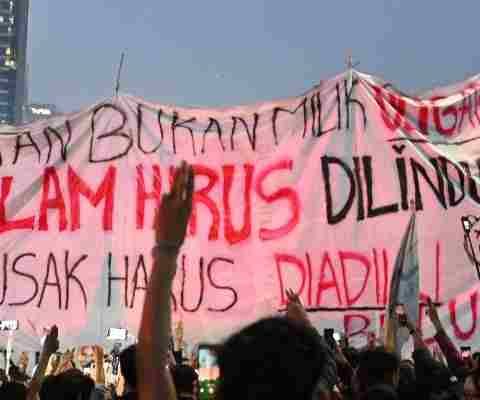 Massa aksi demonstrasi Indonesia Sadar memperingati Hari Sumpah Pemuda di kawasan Bundaran HI Jakarta.