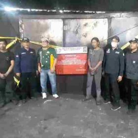 Petugas Gakkum DLH Kota Bekasi memasang garis penyegelan di lokasi pembuatan arang Sumur Batu