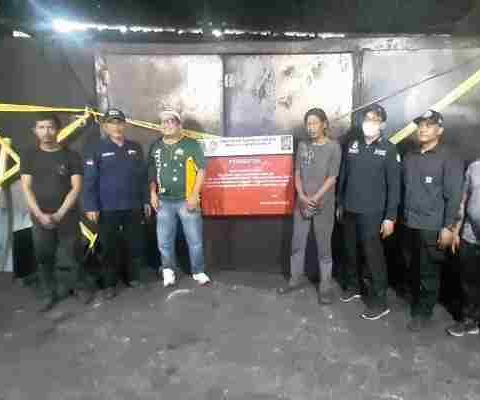 Petugas Gakkum DLH Kota Bekasi memasang garis penyegelan di lokasi pembuatan arang Sumur Batu