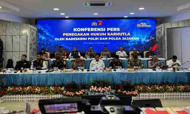 Konferensi pers Bareskrim Polri terkait penetapan tersangka kasus kebakaran hutan dan lahan (karhutla) di Polda Kalimantan Barat.