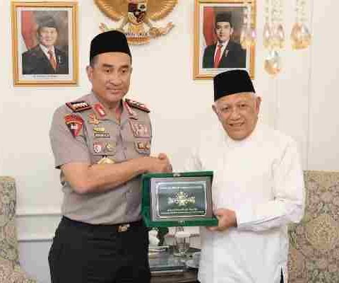 Kapolri Jenderal Suyudi Ario Seto dan Ketua Umum PBNU Gus Kikin bersalaman saat pertemuan di Kantor PBNU