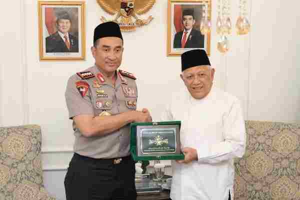 Kapolri Jenderal Suyudi Ario Seto dan Ketua Umum PBNU Gus Kikin bersalaman saat pertemuan di Kantor PBNU
