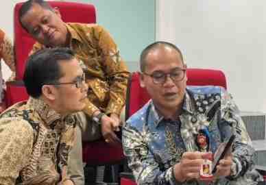 Sekretaris Daerah Karawang, Asep Aang Rahmatullah, memaparkan strategi keterbukaan informasi publik.