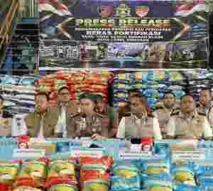 Petugas Satgas Pangan Polri memperlihatkan barang bukti penyitaan beras fortifikasi di PT UDS