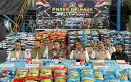 Petugas Satgas Pangan Polri memperlihatkan barang bukti penyitaan beras fortifikasi di PT UDS