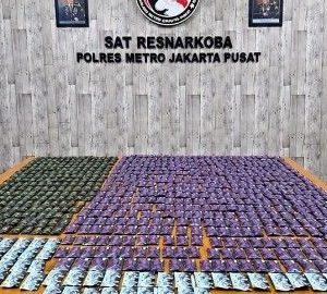 Petugas Polres Metro Jakarta Pusat menunjukkan barang bukti 858 cartridge vape diduga mengandung etomidate dan sabu