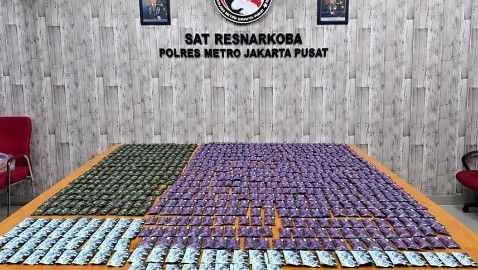 Petugas Polres Metro Jakarta Pusat menunjukkan barang bukti 858 cartridge vape diduga mengandung etomidate dan sabu