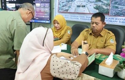 Wali Kota Bekasi Tri Adhianto serahkan pembayaran ganti rugi lahan Flyover Bulak Kapal di Kecamatan Bekasi Timur